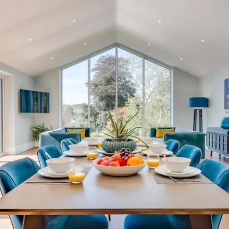 Luxury Edwardian With Lake Views *