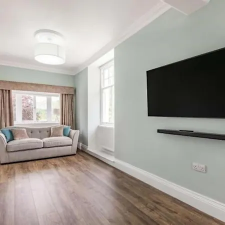 Luxury Edwardian With Lake Views *